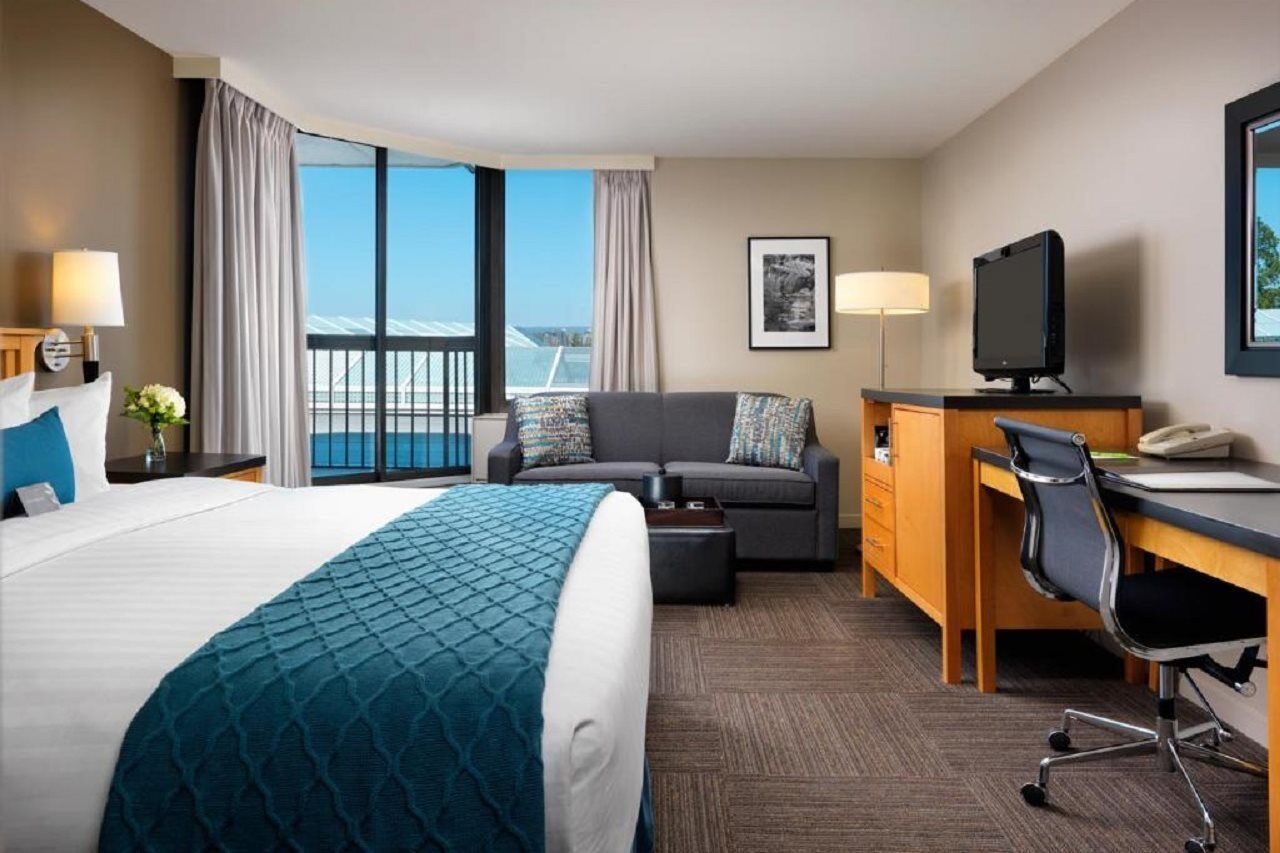 At Laurel Point Hotel 4*